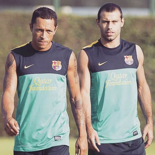 アドリアーノ・コレイアのインスタグラム：「@mascherano14 querido fue un placer haber compartido muchos años contigo ! Aprendí mucho de ti ,dejas un legado ! Te deseo lo mejor en tu nueva etapa ! Un abrazo amigo ⚽️🙏🤜🏼🤛🏼」