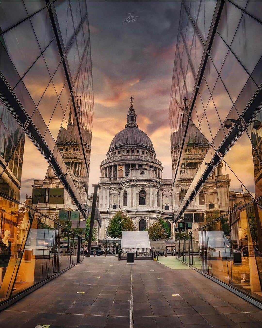 Instagramersさんのインスタグラム写真 - (InstagramersInstagram)「Time traveller with this symbiotic old and new views by @fayazey and @igersuk 🤩📸🙌🏻✨ #igersuk #igerslondon #igers」11月17日 6時43分 - igers