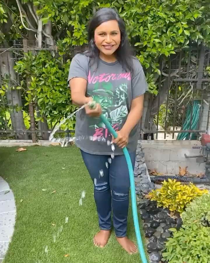 ミンディ・カリングのインスタグラム：「A lot of you guys asked how I keep my plants so healthy...」