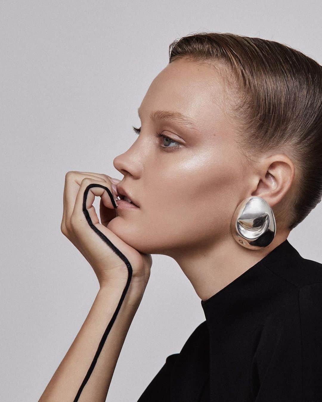 Monica Sordoのインスタグラム：「Beauty Cover for @glamourhungary featuring our Cubagua Earrings. Loving their volume and silver light on @the_jessica_whitlow 🤍 Photo by @lenamelnik and style by @little_lexa_ #MonicaSordo」