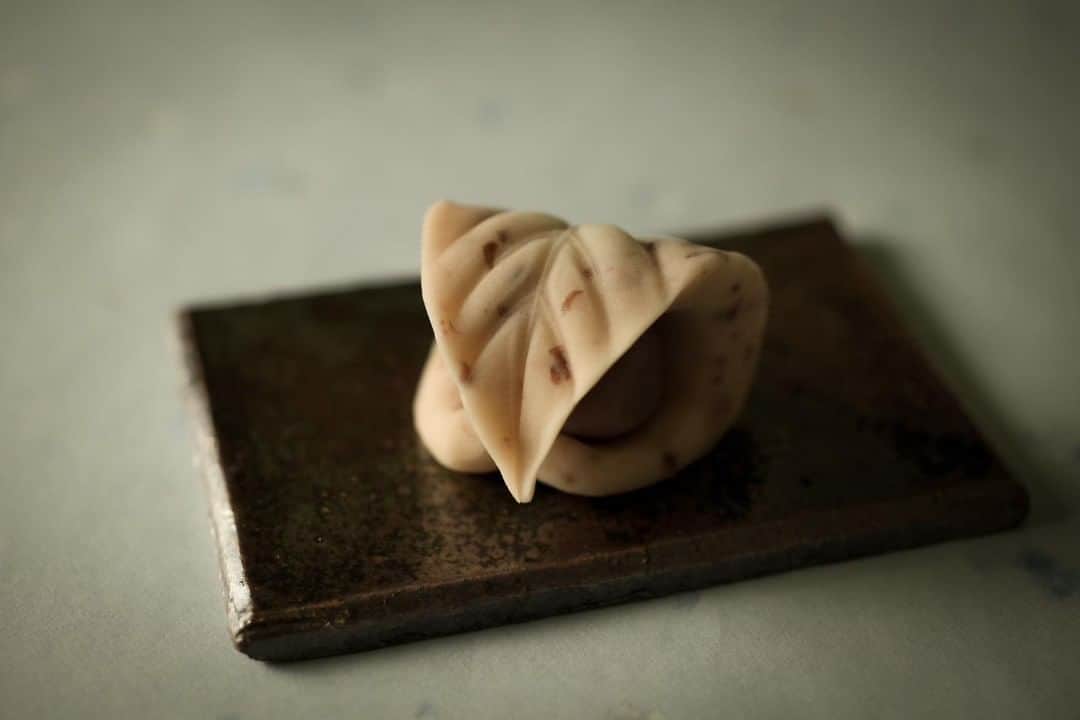 Toru Tsuchieさんのインスタグラム写真 - (Toru TsuchieInstagram)「今日の和菓子はねりきりで作った #木枯らし　です。 ねりきりとは白餡に餅や芋を混ぜて作った和菓子で 茶道 で使われる「主菓子」の一種です。 撮影用に制作しました。  毎日は書くことがないのですが 電話は不通が普通になりつつあります。 書くことないことがわかっていただけるかと思います。  フェイスブックページのいいね！もよろしくお願いします。 https://www.facebook.com/shishisu/ I would like a job request from you. Today's wagashi is #Deciduous leaves with Nerikiri. The Nerikiri is the material of wagashi made by mixing the rice cake and yam in white bean. Is a kind of "Jounamagashi" as used in the tea ceremony. The sweets I've made for the shooting. #福泉堂  #和菓子  #出雲 #花 #冬 #お菓子 #枯葉 #小豆 #アルバイト募集 #brown #普通 #blog」11月17日 7時00分 - choppe_tt