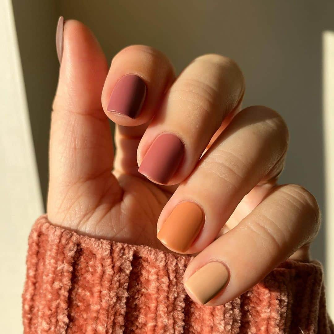 Soniaさんのインスタグラム写真 - (SoniaInstagram)「𝓈 𝒾 𝑒 𝓃 𝓃 𝒶 Are you feeling glossy or matte?✨ - Rings: @stoneandstrand」11月17日 7時01分 - badgirlnails