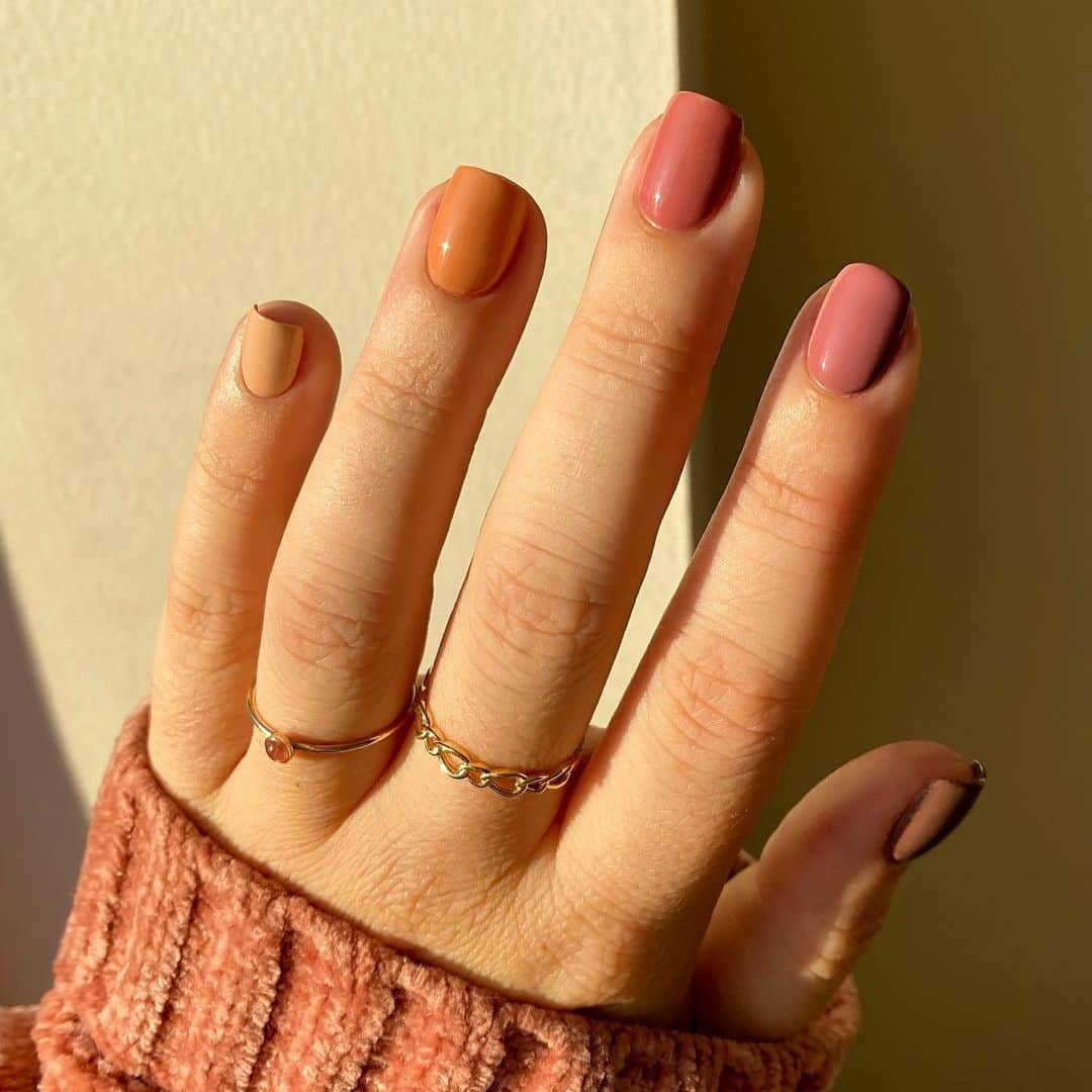 Soniaのインスタグラム：「𝓈 𝒾 𝑒 𝓃 𝓃 𝒶 Are you feeling glossy or matte?✨ - Rings: @stoneandstrand」