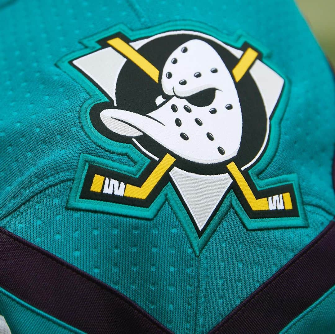 NHLさんのインスタグラム写真 - (NHLInstagram)「Quack! Quack! Quack!   Wild Wing came to play in these @AnaheimDucks #ReverseRetro jerseys by @adidashockey.」11月17日 7時11分 - nhl