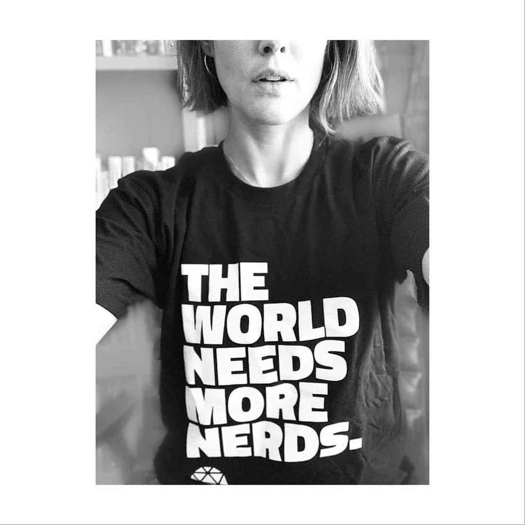 コビー・スマルダーズのインスタグラム：「Agreed! @scienceworldca the place responsible for my nerdiness is struggling due to COVID.   Hey Canadian peeps?! Are you doing Holiday shopping yet? Here’s a thought maybe gift a membership to someone or possibly this super cool t-shirt in the above image. You can find both on their website.」