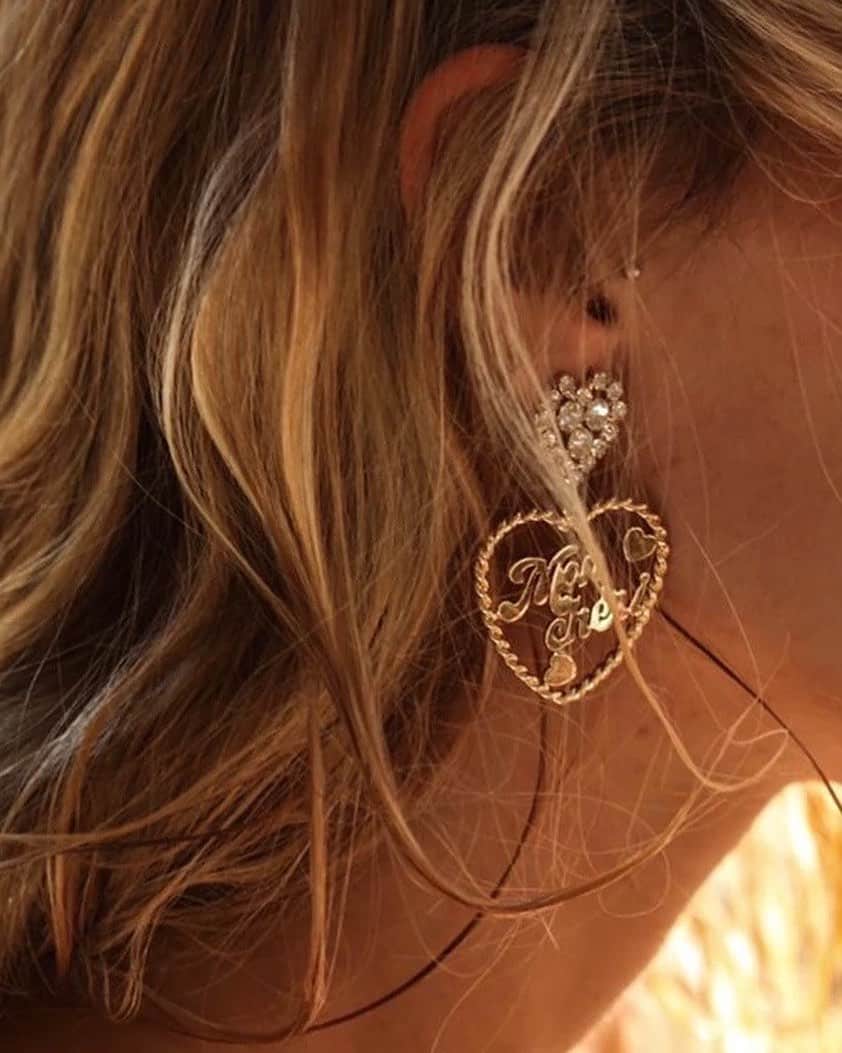 ダニジョーのインスタグラム：「MON CHERI 💕Shop our favorite gold earrings for holiday, on the site now 🛒」