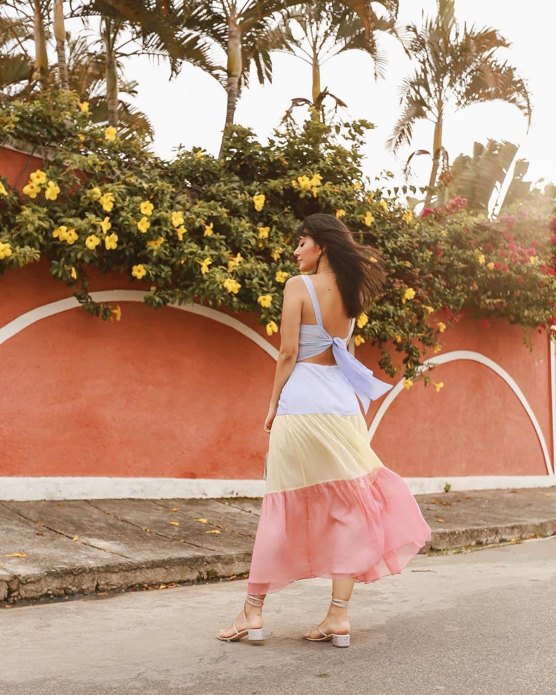 Gabriela Salesのインスタグラム：「Ela faz o arco-íris delah! De hoje com esse vestido mais que perfeito da @dolps , que eu simplesmente amo! Eles têm muitos looks incríveis de festa e também casuai e vendem no varejo e atacado. O site deles sempre tem promoções bem legais e envia pra todo Brasil! Mostrei mais nos stories 💛 *publi」