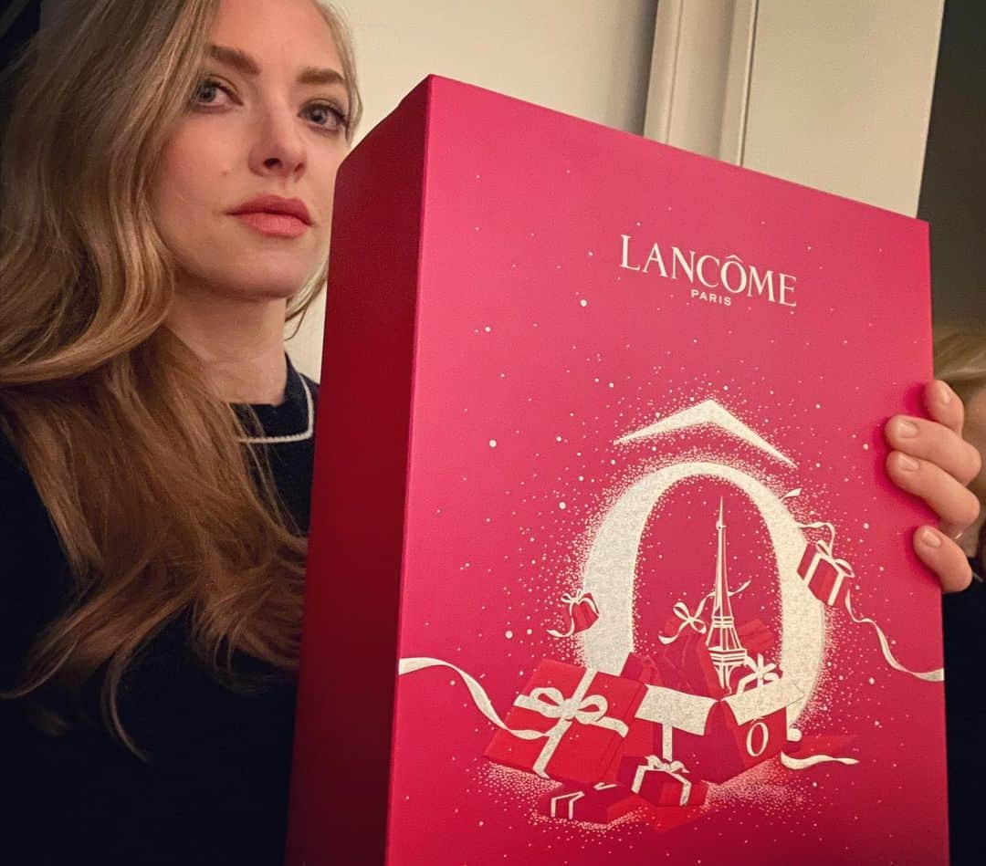 アマンダ・サイフリッドさんのインスタグラム写真 - (アマンダ・サイフリッドInstagram)「Ready for the holiday season? You’re in for a treat with @lancomeofficial!! Now is your chance to win the Lancôme Advent Calendar...  Go and follow @lancomeofficial Like their giveaway post Leave a comment on @lancomeofficial post and tag 3 friends with your country flag 20 winners will be announced through a random draw on November 17th by @lancomeofficial Giveaway rules are in the Lancôme bio.  #Lancome #LancomeHolidays #TogetherIsAGift」11月17日 7時21分 - mingey