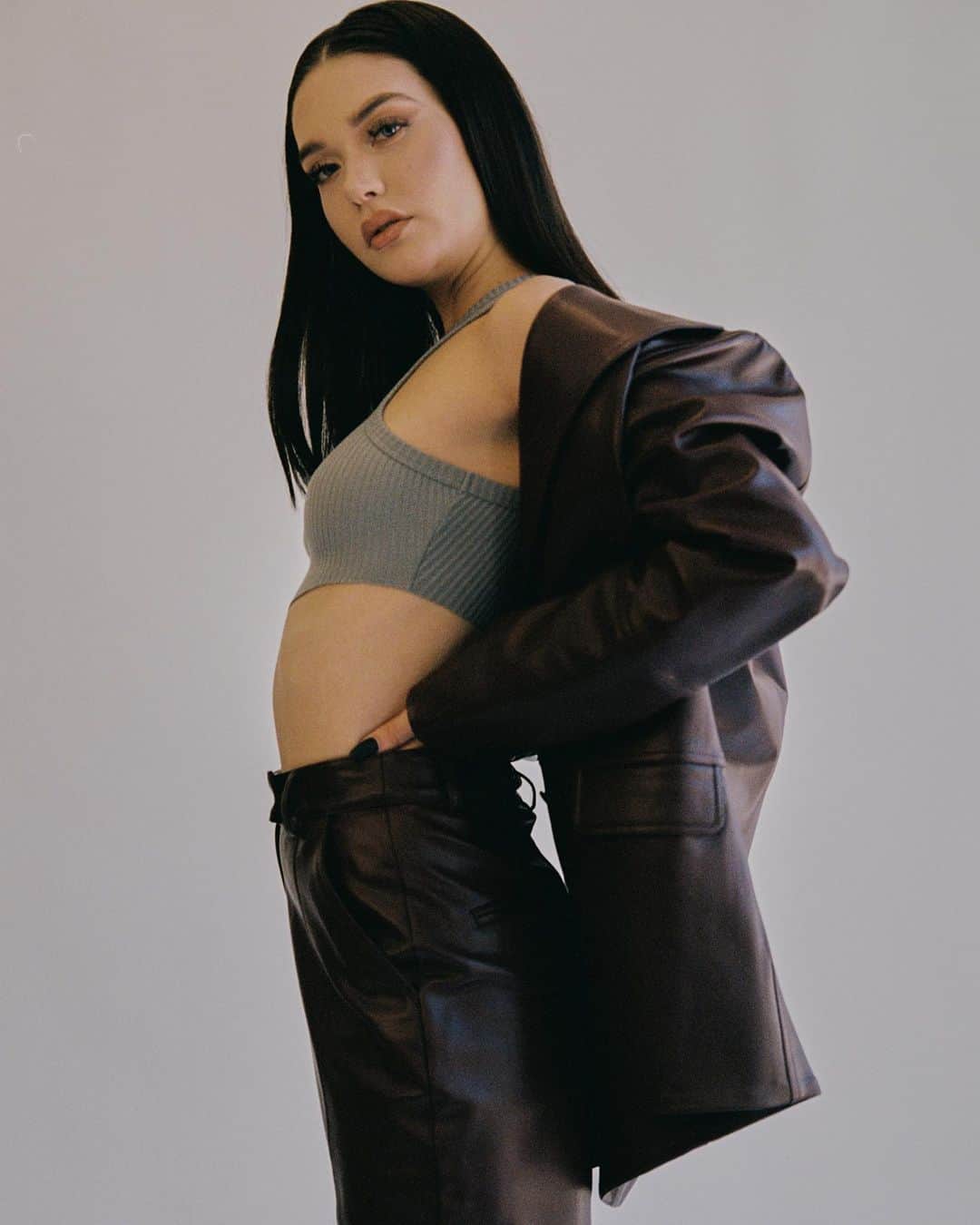アマンダ・スティールのインスタグラム：「BOSS BITCHES SHOP @steele 🖤🤫」