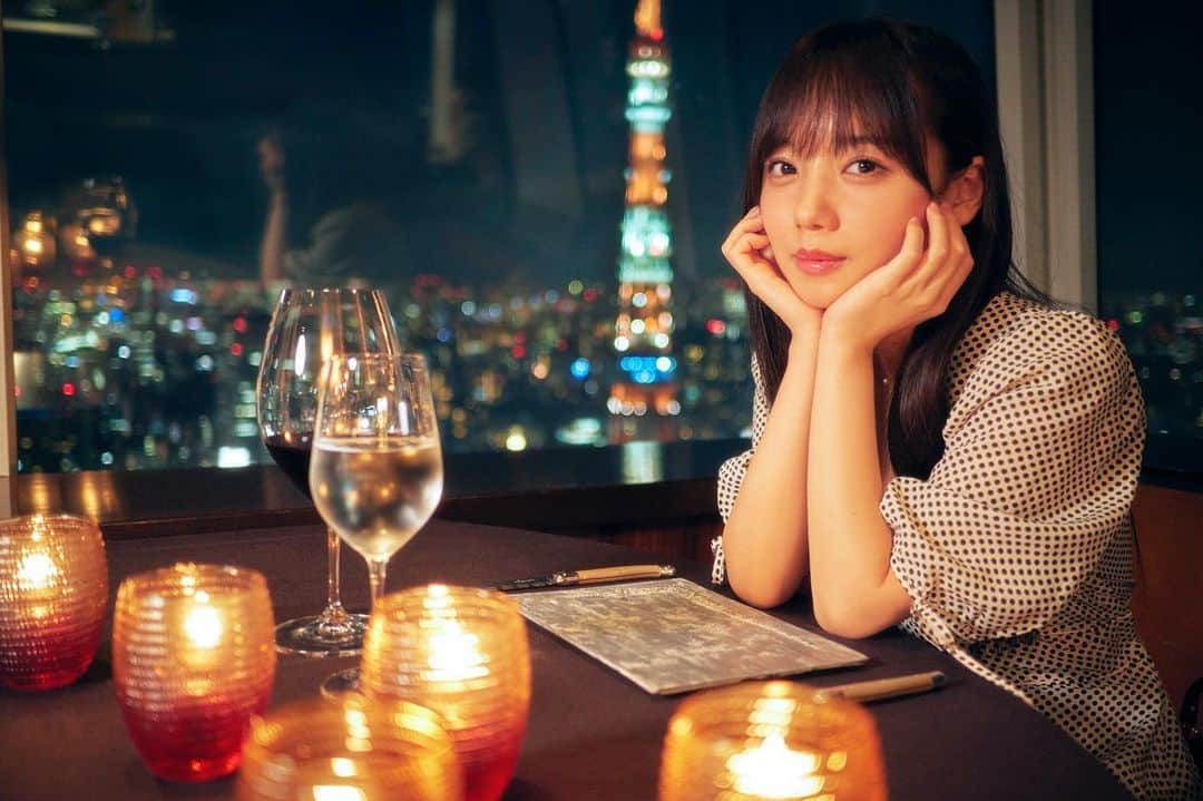 齊藤京子さんのインスタグラム写真 - (齊藤京子Instagram)「先行カット3枚目🍷🌙🗼 ぐっとオトナな雰囲気になっております😚 イメージは記念日デート🎁かな？東京タワーの見えるレストランはロケーションも食事も最高で、うっとりきょんこ👸が撮れましたよ。ほんと美人さんだなぁ☺️  #齊藤京子　#日向坂46  #齊藤京子1st写真集  #きょんこしか勝たん #Kyonstagram 👸💕」11月17日 7時14分 - kyoko1st