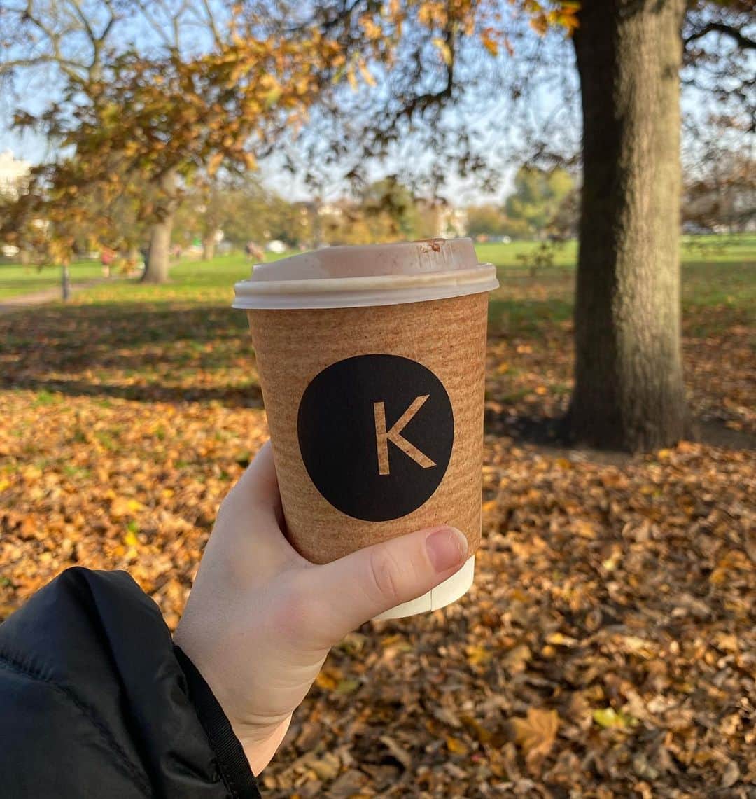 Eat With Steph & Coのインスタグラム：「Best hot chocolate in south London? Discuss....  Finally tried @knoopschocolate last weekend and wow was it worth the walk and Boris bike (because #lockdown and avoiding transport!)   I went for a 54% with nutmeg and... 👌🏻👌🏻👌🏻 not normally a dark choc tan but the tasting notes sounded good so I went for it and yup it’s great. Intense chocolate with a perfect hint of bitterness and not too sweet 🤤 need more weekends to try a white, a milk and the ruby. (And the giant marshmallow 😏)   They are open for takeaway during lockdown so grab one and take a walk round the common 🍂  #knoops #knoopschocolate #knoopsclaphamjunction #hotchocolate」