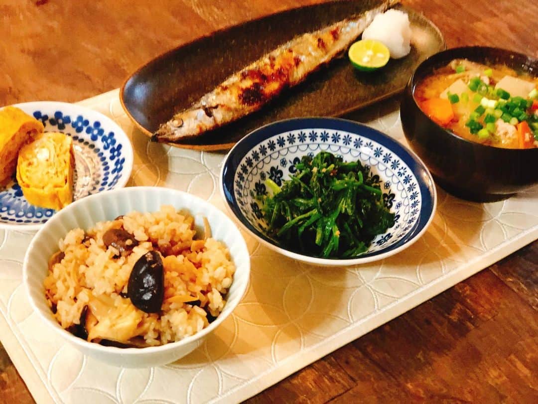 小沢真珠さんのインスタグラム写真 - (小沢真珠Instagram)「久しぶりに、THE和食な夜ご飯。秋になるとよく作るきのこご飯。秋刀魚との相性バッチリです。定番の卵焼きはマンネリ解消でキムチ入りにしてみました。ここ何日かは寒さが和らぐみたいなので、まだ冬メニューにシフトしなくていいかな♪  #きのこご飯 #秋刀魚の塩焼き  #キムチの卵焼き #ほうれん草のおひたし  #豚汁 #秋メニュー #秋の味覚 #おうちごはん #うちごはん #晩御飯 #クッキングラム #instafood」11月17日 7時19分 - maju_ozawa