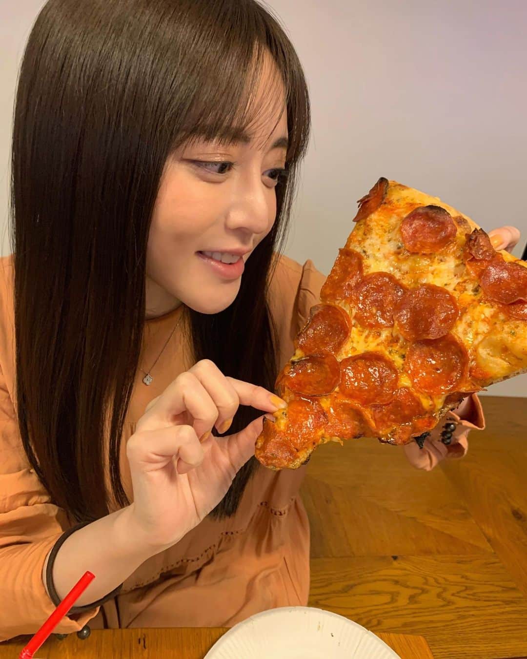 谷亜沙子さんのインスタグラム写真 - (谷亜沙子Instagram)「大きいピザ食べたよ🍕 幸せでした🍕 今日もトレーニング頑張ろう。  #pizza #goodmorning #yummy #먹스타그램」11月17日 7時24分 - asyakodayo