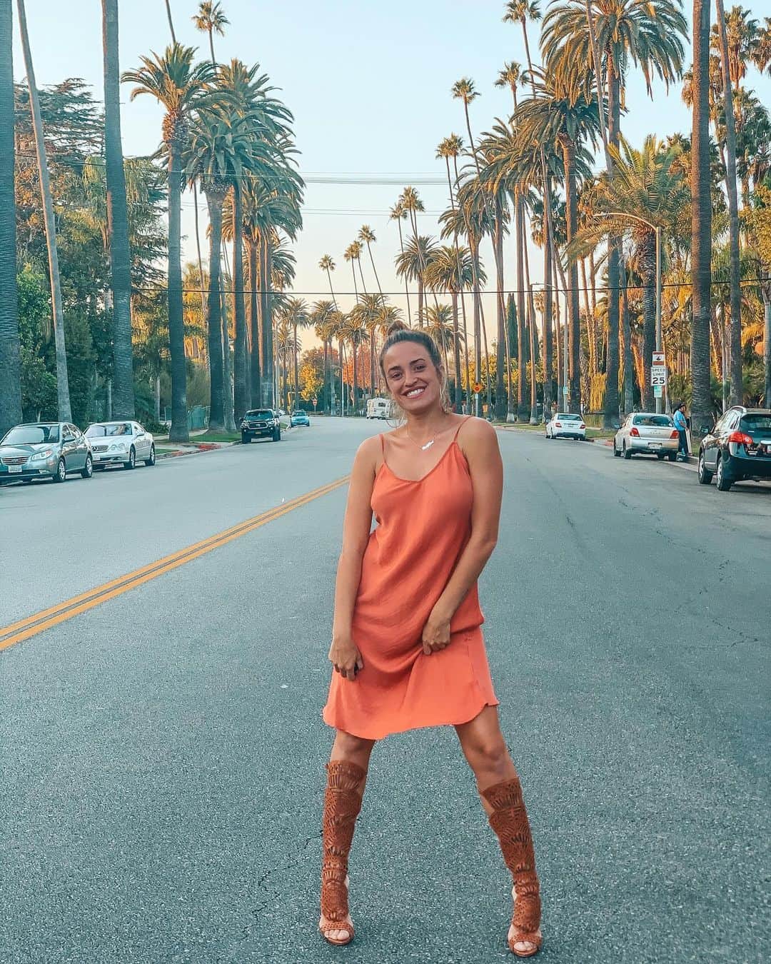 ジェマ・マリンのインスタグラム：「"Not many cars pass by this street" I thought 😅 I had just enough time to take my picture without being run over 😂 In the second photo you can see my reaction🏃🏼‍♀️  Can you guess what I have in my hand??🤔  #Beverlyhills #california #jobdutties #cosasdeinfluencer #piconthestreet   “Por esta calle no pasan muchos coches “ Pensé yo 😅 Tuve el tiempo justo para hacerme la foto sin que me atropellasen 😂 En la segunda foto podéis ver mi reaccion🏃🏼‍♀️  Y adivinad, que llevo en mi mano? 🤔」