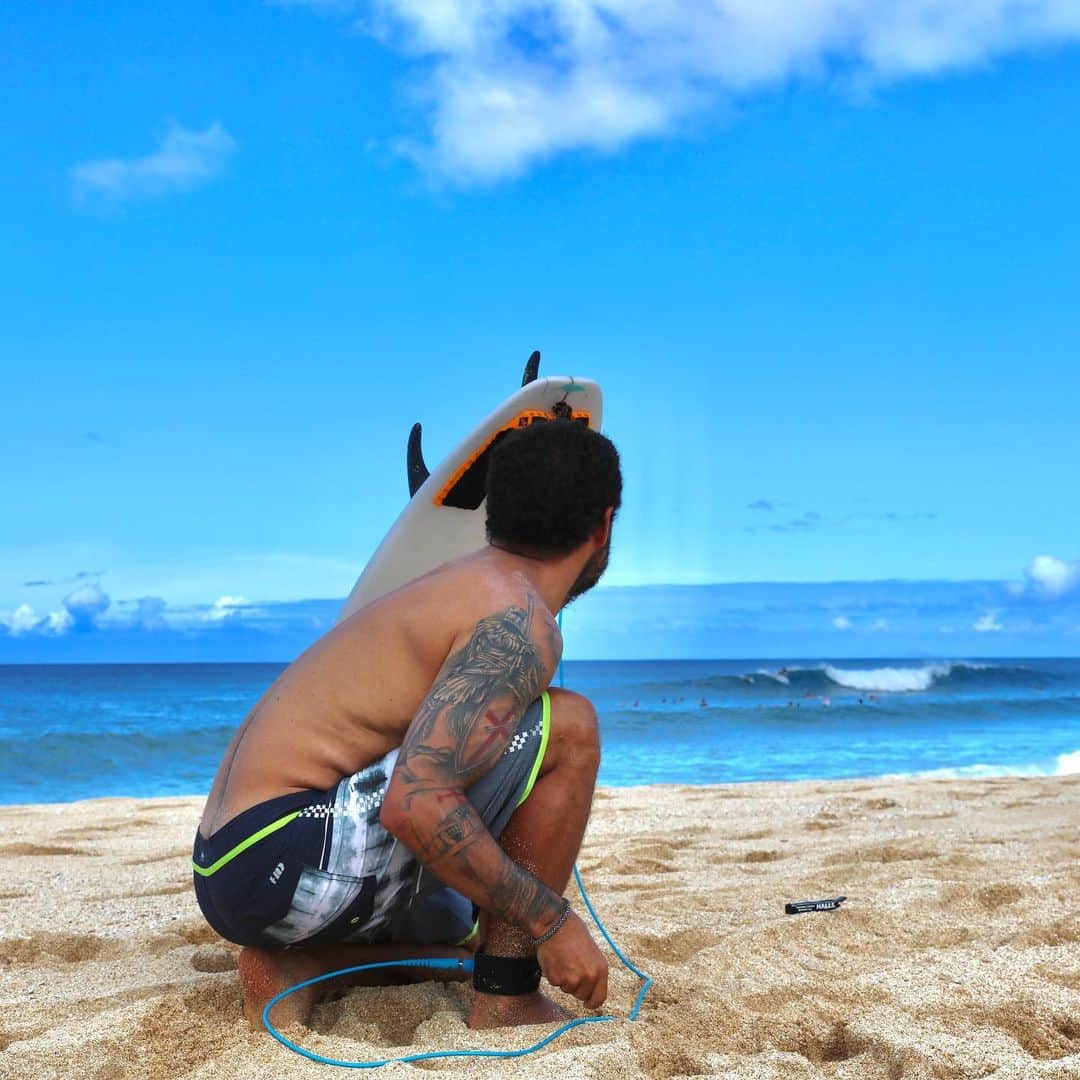 アドリアーノ・デ・ソウザのインスタグラム：「Hoje representar a @hdoficial é uma honra, viver o espírito da marca é um verdadeiro sonho, “ O Sonho Havaiano”(Hawaiian Dreams) A @hdoficial tem mais de 35 anos de hístoria, 100% 🇧🇷 a cada ano vem evoluindo, essa bermuda que eu estou usando ela é incrível. Você encontra nas melhores surfshop do Brasil, na única loja física da @hdoficial que fica em Florianópolis na @hdfloripa 🤙 viva você também essa experiência, feita para momentos como esse, altas ondas e uma praia boa 🤙」