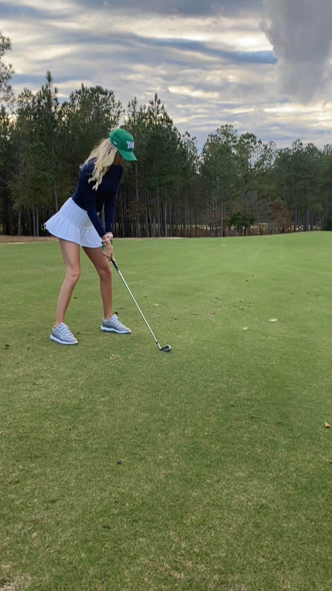 Elise Lobbのインスタグラム：「Super early summer golf or late afternoon fall golf round ?! I don’t know which one I love more ! 😍⛳️🏌🏼‍♀️ #golf」