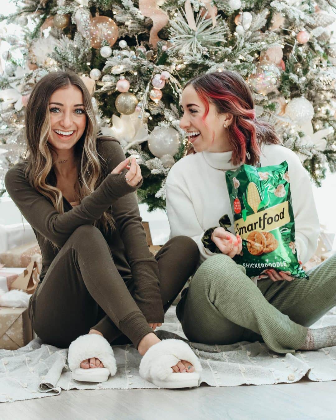 Brooklyn and Baileyさんのインスタグラム写真 - (Brooklyn and BaileyInstagram)「#ad Just when we thought the holidays couldn’t get any better. Y’all have got to try @smartfoodpopcorn newest snickerdoodle flavor!😍」11月17日 7時36分 - brooklynandbailey