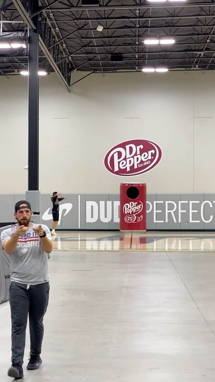 Dude Perfectのインスタグラム：「Too easyyyy 🏈🕳 @drpepper」