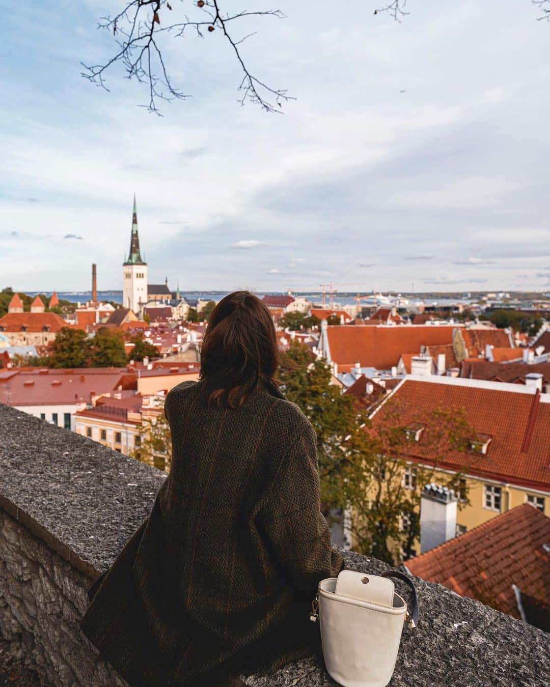 MARIEさんのインスタグラム写真 - (MARIEInstagram)「エストニアで有名な観光地であるトーンペアの丘にあるコフトウッツァ展望台🛕  魔女の宅急便のモデルにもなったと言われているこの景色…🐈 本当にアニメにそのまま出てきそうな可愛らしい色合いでずっと見ていたいくらい。  石畳の階段をひたすら登るから着く頃には息切れます。笑」11月17日 7時44分 - marie.328