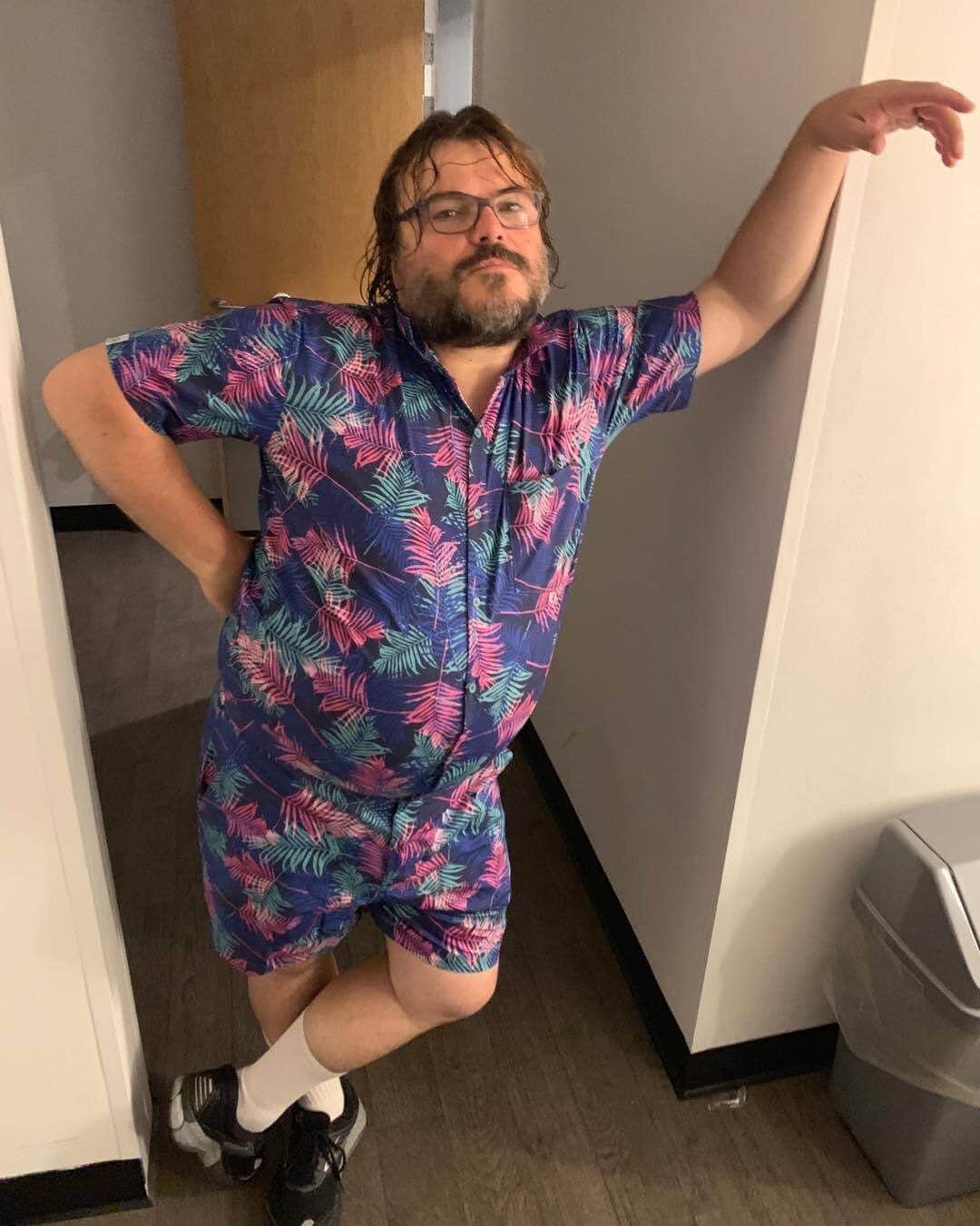 E! Onlineさんのインスタグラム写真 - (E! OnlineInstagram)「A shortlist of things we will never be able to unsee: Jack Black dancing in a speedo while being hosed down. Link in bio for his school of WAP. (📷: Instagram)」11月17日 7時45分 - enews