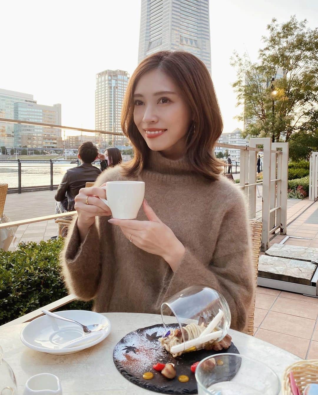 石黒美帆のインスタグラム：「*﻿ 𖠚ᐝ﻿ ﻿ 毎年秋冬はお肌トラブルに悩まされるのですが、今年は調子が良い🥰﻿ ﻿ ﻿ この間お友達の @sbc_yasuda 先生がいる @sbc_akihabara で、久しぶりにHIFUをしてもらったので、フェイスラインも引き締まりました✨﻿ ﻿ ﻿ いつかお肌見てもらえたら嬉しいなーなんて話してたので、その夢も叶って嬉しい😆﻿ 話し方も優しくて癒される先生です♡﻿ ﻿ ﻿ HIFUと一緒にベビースキンというイオン導入もしてもらったので、お肌の質感ももっちりに🥺﻿ ﻿ ﻿ ビックリするくらい男性も来ていて、声しか聞こえなかったけど、お隣りでもおじさまがHIFUしてました👨‍🦰✨メンズも美容大事ですよね🙌🏻﻿ ﻿ ﻿ 0120-955-822﻿ SBC 秋葉原院﻿ ﻿ ﻿ ﻿ #SBC#湘南美容クリニック#HIFU#イオン導入#ベビースキン#スキンケア#美肌#美容#ハイフ#skincare#vocest」