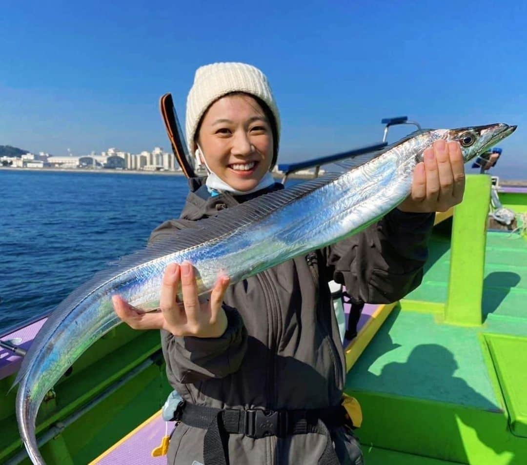 太田唯さんのインスタグラム写真 - (太田唯Instagram)「#fishing Photo.🎣🤍🤍🤍"﻿ 昨日の写真のつづき。ハク！ドラゴン！！🐉笑﻿  帰ったらきょうは、炙ってみます🤩👌﻿ ﻿ ﻿ #fishinglife #釣り  #こうゆう丸 #東京湾  #釣りガール #アウトドア #タチウオ  #釣果グラム #釣りスタグラム #海」11月17日 18時35分 - yuiohta.official