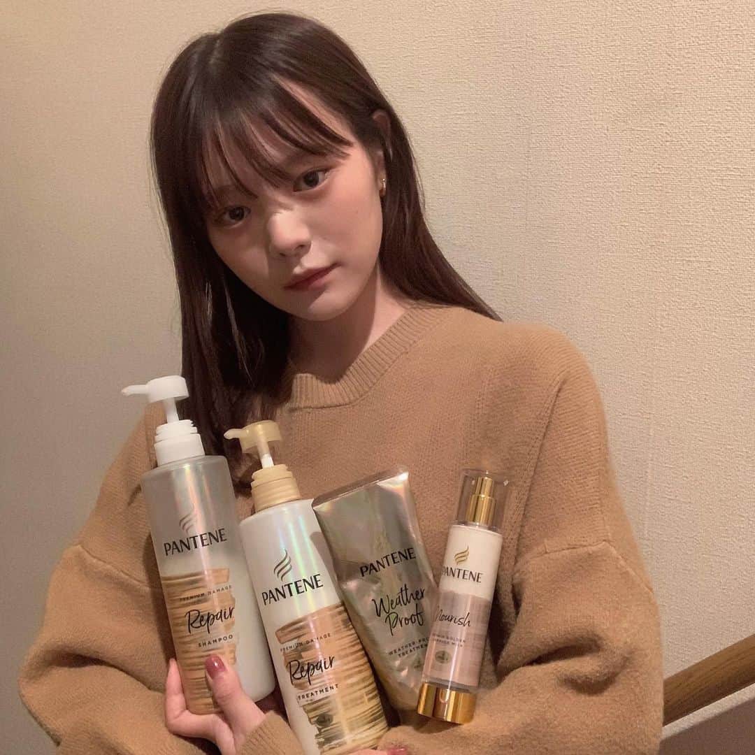 木村なつみのインスタグラム：「PANTENEのお天気トリートメントシリーズを使っているのです！ 私の髪は夏の湿気にやられるし冬が近づくと乾燥でやられる厄介な髪で、、笑 天気に左右されやすい私の髪にぴったりなコンセプトだな~なんて思いながら使い始めました！ トリートメントが思ってたよりもオイルっぽさはなくて軽い感じだったから、本当に乾燥に弱い私の髪にも合うのか？って一瞬思ったんだけどちゃんと乾かして次の日を迎えたら季節の変わり目の毎年乾燥注意する時期なのに全然関係なく潤っててびっくりしたおすすめ品。 香りもふんわりした甘さで癒される🤦🏻‍♀️  @pantene_jp_official #お天気トリートメントチャレンジ #お天気トリートメントシリーズ #パンテーン #トリートメント #シャンプー #partnershipwithPANTENE」