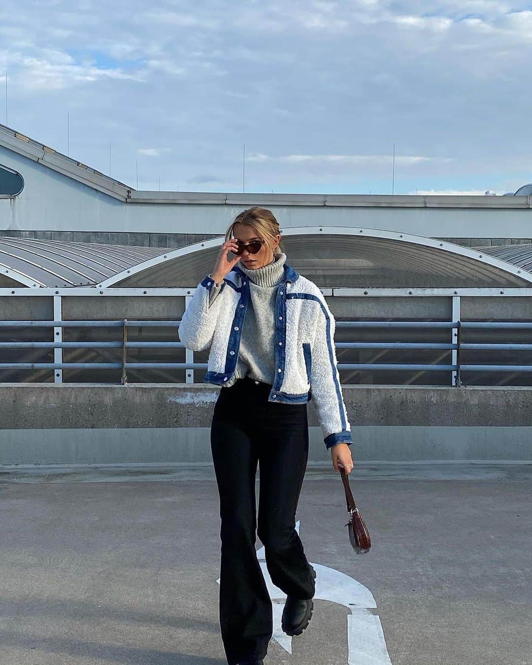 TALLY WEiJLさんのインスタグラム写真 - (TALLY WEiJLInstagram)「@luise.lmn making us feel that early 80s nostalgia 👩🏼‍🎤✨⁠⠀  Jacket: SJADECOSY-BLU035⁠⠀ Jeans: SPADEGEMMA-BLK006⁠⠀ Shoes: ABTRIDDER-BLK001⁠⠀ Sweater: SPUACPEEN-GRY039」11月17日 18時36分 - tally_weijl