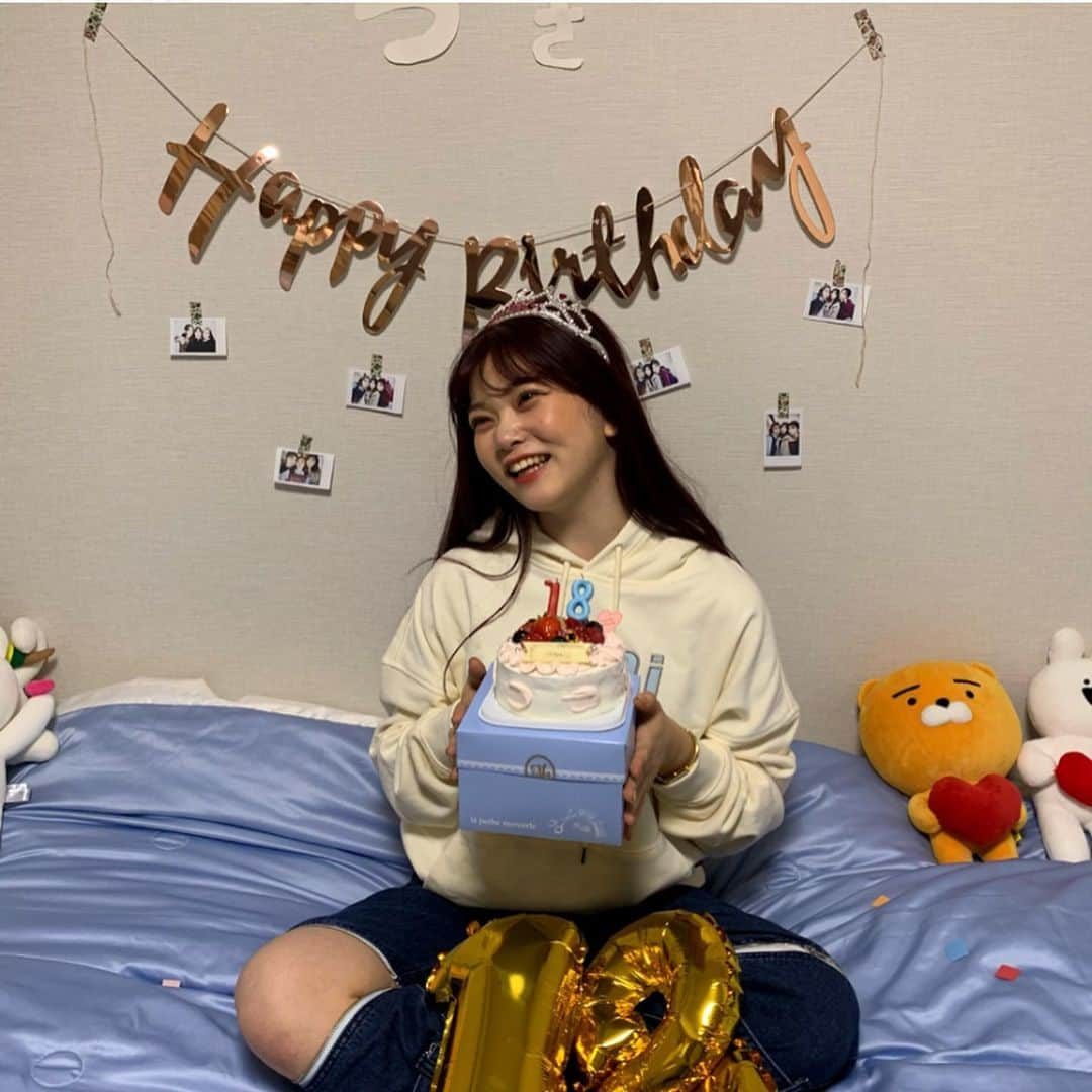 福富つきさんのインスタグラム写真 - (福富つきInstagram)「改めて！💗  少し遅れの誕生日会をふきのとうで💗  忙しい2人なのにこんな最高のサプライズを準備してくれてもう、嬉しすぎました😭💗  本当にありがとう！  お揃いのパーカーをプレゼントしてくれました💗  それから3人おそろいで、サンリオピューロランドに行ってきました💗  ピューロランドの写真は次の投稿をお楽しみに！  誕生日が終わってからも沢山の方が祝ってくれて本当に幸せ者です！  皆さん残りの2020年も幸せに過ごしてくださいね！  조금 지연의 생일 파티를 후키노토우에서 💗   이런 최고의 서프라이즈를 준비해줘서 너무 기뻤습니다 😭💗  정말 고마워요!!!   같은 파카를 선물로 줬어요 💗  그리고 3명으로 산리오쀼로랜드 에  다녀왔습니다 💗  쀼로랜드의 사진은 다음의 투고를 기대하세요!  생일이 끝나고도 많은 분들이 축해줘서 정말 감사합니다!  여러분 나머지 2020년도 행복하게 지내세요!」11月17日 18時36分 - talways_tari