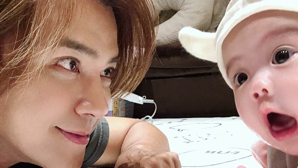 ショウ・ルオさんのインスタグラム写真 - (ショウ・ルオInstagram)「ㄧ定要健健康康 快快樂樂的長大喔 我可愛的乾女兒 小米果😘 @migo109.06.15  請大家關注 ㄧ起看她的成長！」11月17日 18時36分 - showlo