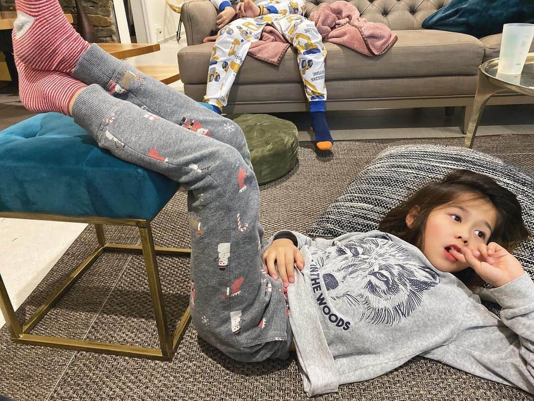 王君萍さんのインスタグラム写真 - (王君萍Instagram)「這姿勢是....... 看電視躺這樣😅 跟我說這樣腿比較舒服」11月17日 18時38分 - ping7446