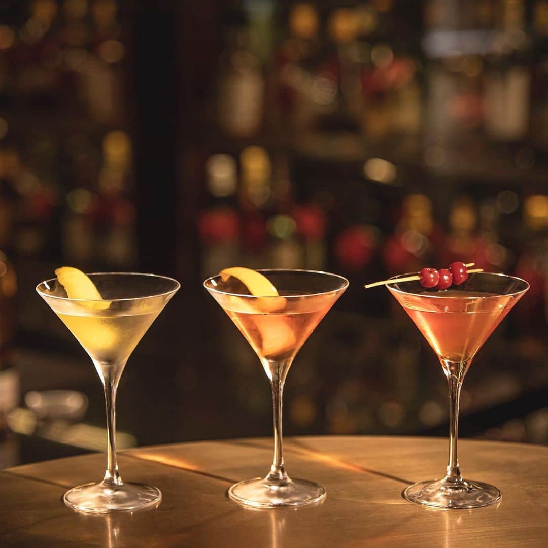 ザ・プリンスギャラリー 東京紀尾井町さんのインスタグラム写真 - (ザ・プリンスギャラリー 東京紀尾井町Instagram)「【British Fair 2020】 イアン・フレミングが、作中でジェームス・ボンドがオーダーするウォッカマティーニの発想を得た伝説の「DUKES Bar」。バーの名物バーテンダー アレッサンドロ氏が作り上げたDUKESスタイルのヴェスパー マティーニをはじめ、3種のカクテルを再現いたしました。Sky Gallery Lounge Levitaでお待ちしております。  A choice of 3 cocktails are on offer, made by @alessandro_palazzi , the head bartender at the DUKES bar. DUKES bar is known for being the place where the author Ian Fleming came up with the idea for James Bond’s drink of choice, the Vodka Martini.   Start your night right with an #PrinceGalleryTokyoKioicho Vesper Martini  https://www.princehotels.co.jp/kioicho/plan/levita/bar_dukes/  Share your own images with us by tagging @princegallerytokyokioicho   —————————————————————   #luxuryhotels #theluxurycollection #princehotels #akasaka #tokyo #visittokyo #tokyo2020 #東京2020 #tokyohotel #東京 #赤坂見附 #marriott #bonvoy #tokyoroom #gototravel #bar #dukesbar #dukes #vespermartini #martini #デュークスバー #バー#britishfair2020 #britishfair #ブリティッシュフェア #英国フェア」11月17日 18時39分 - princegallerytokyokioicho