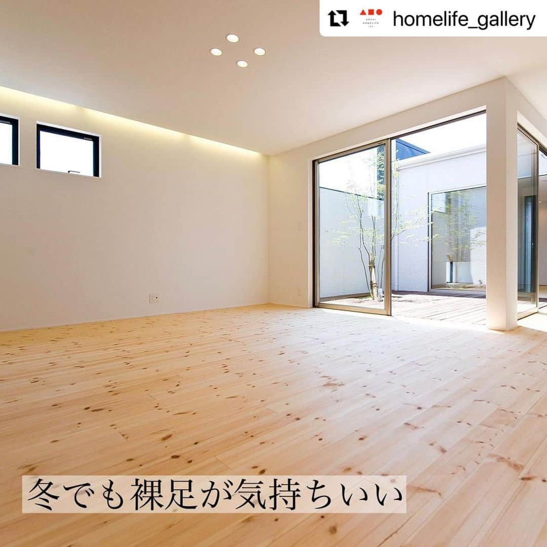 関西LIFE－homelife－さんのインスタグラム写真 - (関西LIFE－homelife－Instagram)「#Repost @homelife_gallery with @make_repost ・・・ 【カントリーなダイニング】 . . 自然素材をふんだんに使った体に優しいお家✨ 無垢材のフローリングや見せ梁や漆喰のぬりかべが暖かい雰囲気を出しています😌 . こちらのお家はアーキホームライフのお施主様邸の施工写真です。 その他の施工写真は、 @homelife_gallery のURLからご覧いただけます。 . 家づくりの資料請求はコチラから @homelife_shiryou . . #リビング #LDK #ダイニング ＃リビングインテリア ＃ダイニングインテリア #自然素材の家 #自然素材インテリア #おしゃれ  #モダン #家族 #家族団らん ＃ペンダイトライト #マイホーム計画 #ローコスト住宅 #マイホーム #夢のマイホーム #間取り #シンプルな暮らし #暮らしを楽しむ #注文住宅 #自由設計 #デザイン住宅 #リノベ #リフォーム #ベランピング #グランピング #homelife_京都 #homelife_大阪 #homelife_兵庫 #ホームライフ #ホームライフ100 #アーキホームライフ」11月17日 18時40分 - archihome_local