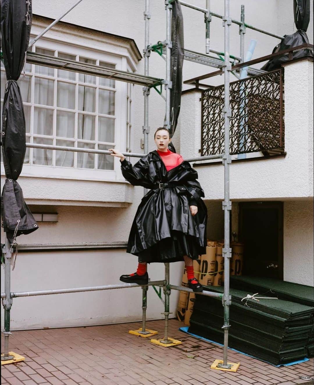 のインスタグラム：「perk magazine 早朝の青山をフラフラしながらロケ。ビューティーページなのに飛ばしたスタイリングになりました。 大好きなメンバーで楽しかった。」