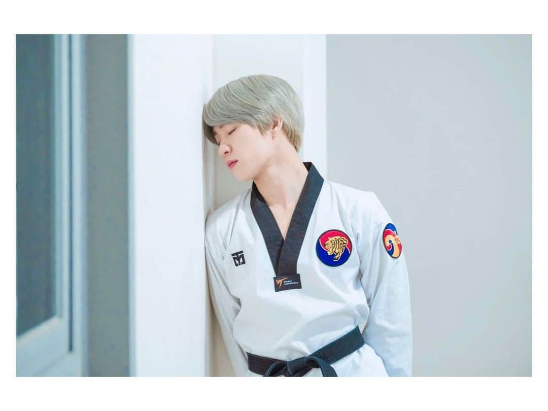 ピョン・ヒョンミンのインスタグラム：「유튭에 다이너마이트 올라왔데요~~😝」