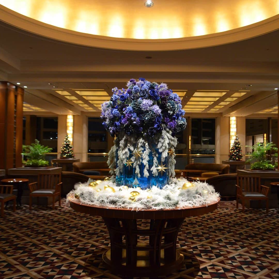 Imperialhotel_jp_帝国ホテル 公式さんのインスタグラム写真 - (Imperialhotel_jp_帝国ホテル 公式Instagram)「～帝国ホテル 大阪イルミネーション2020～ 朝晩が冷え込んできた今日この頃。帝国ホテル 大阪でも、イルミネーションが灯り始めました。今年は医療従事者の方々への感謝の意を込めて、館外のイルミネーションのほか、ロビー装花にもブルーを基調としたアレンジを施しました。 また、イルミネーションはすべてLEDを使用し、電力の一部は太陽光などの自然エネルギーを活用しています。 帝国ホテル 大阪でクリスマスムードを先取りしてみませんか？多彩なクリスマスメニューとともに、みなさまのお越しをお待ちしております。  帝国ホテル 大阪 公式ホームページは　 @imperialhotel_jp_official プロフィールURL（公式HP）より「帝国ホテル 大阪」にお進みください。  #imperialhoteljp #imperialhotel #imperialhotelosaka #osaka #travellermade #illumination #Christmas #Xmas #帝国ホテル#帝国ホテル大阪 #大阪 #イルミネーション #クリスマス #帝國飯店 #帝國飯店大阪 #日本  #임페리얼호텔 #임페리얼호텔오사카 #일본 #오사카」11月17日 17時08分 - imperialhotel_jp_official