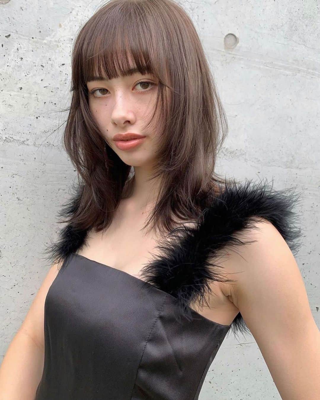 のインスタグラム：「. < SHIMA HITHAIR -November- > . [ フェイスレイヤー] 顔まわりを切り込んで、女性らしい可愛らしさと色気を引き立てるカット。カラーは透明感が抜群で肌馴染みの良い ＂スキンベージュ＂❤︎ . ◆担当:HARAJUKU店 中松 彩花 @ayaka_nkmt  ◆menu:カット&プレミアムケアカラー ◆使用スタイリング剤：#seekmoisture @shimaproduct_official . ◆model:ロバーツ亜未 @amisakurar  . @shima__harajuku #shimaharajuku #shima #shimahithair」