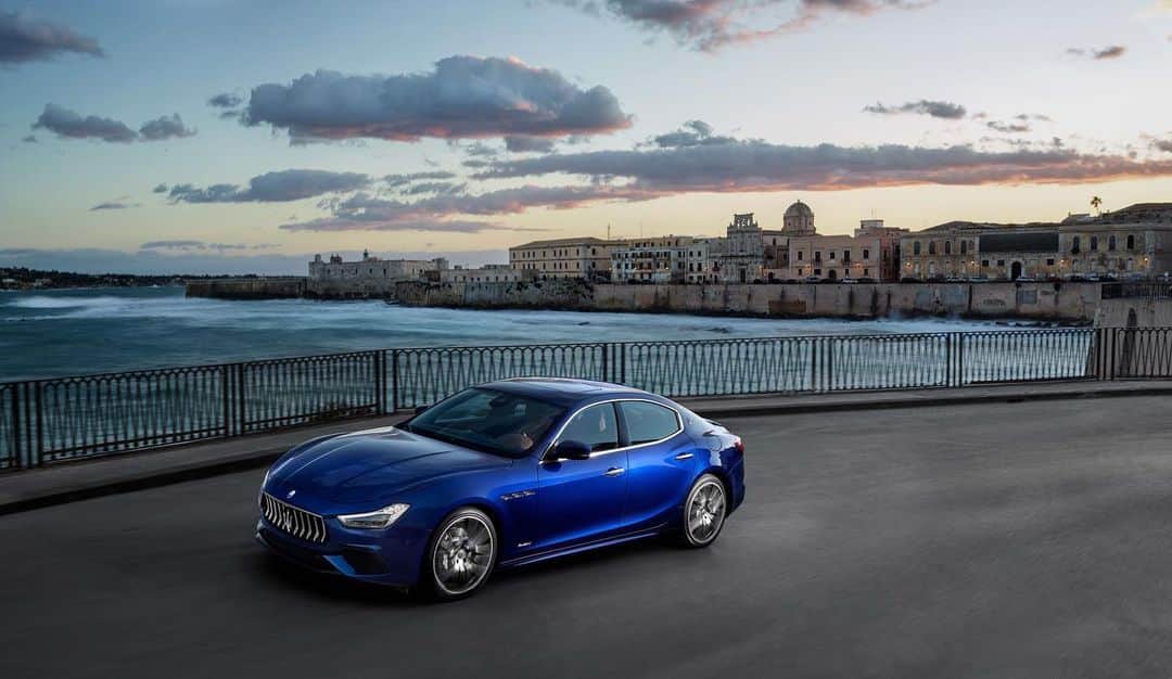 Maserati Japan | マセラティ ジャパンのインスタグラム：「究極の贅沢とエレガンスに、先進のテクノロジーが生み出す圧倒的なパワー。ギブリは、マセラティが持つ革新や競争、勝利への飽くなき情熱の賜物です。 ギブリの詳細はこちら https://www.maserati.com/jp/ja/models/ghibli #Maserati #マセラティ #MaseratiJapan #マセラティジャパン #Ghibli #ギブリ」