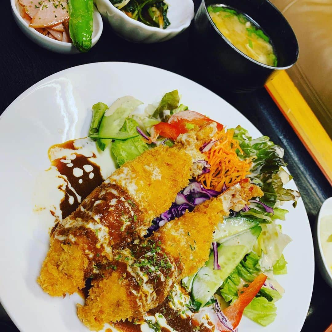 HIROさんのインスタグラム写真 - (HIROInstagram)「今日のランチ٩( ᐛ )و #日替わりランチ #ランチ #昼ごはん  #美味い #オムライス #エビフライ」11月17日 17時19分 - hiro19770420