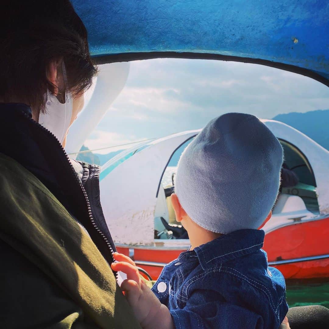 滝川クリステルさんのインスタグラム写真 - (滝川クリステルInstagram)「先日、箱根にshorttrip🚗 息子と一緒に、私も生まれて初めての白鳥のボートに乗りました😂 なかなか楽しかったなぁ笑　 子供ができると旅行の行動ががらりと変わり、新たな発見がたくさんでてきますね。 ただ、旅行になると息子が興奮しすぎて、夜中は大変でしたが💦　あるあるですね(^^) #旅行では1時間おきに起きる息子 #息子は今日10ヶ月になりました #もうじき歩きだしそうな勢い #勢いが止まらず💦 #体重を測ってみたら10キロ！ #よく1歳すぎにみられます💦 #歯は9本目が生えそう #滝川クリステル」11月17日 17時19分 - christeltakigawa