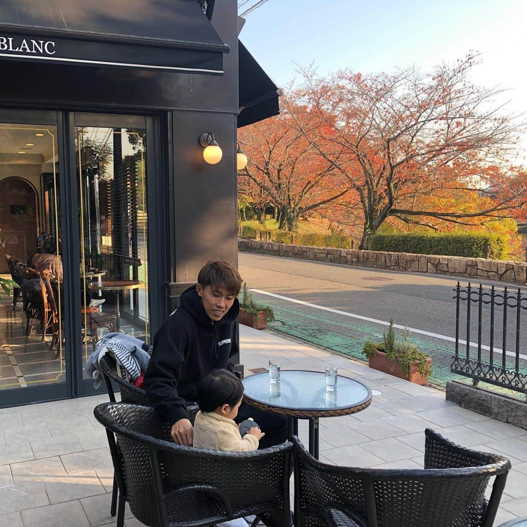 太田宏介のインスタグラム：「『太田家の休日』 カフェで紅葉を楽しんだり、 大高公園で恐竜と遭遇したり、 レゴランドが楽しすぎたり、 たくさん思い出できたね〜👨‍👩‍👦 オススメスポットあったら教えてくださいな😊」