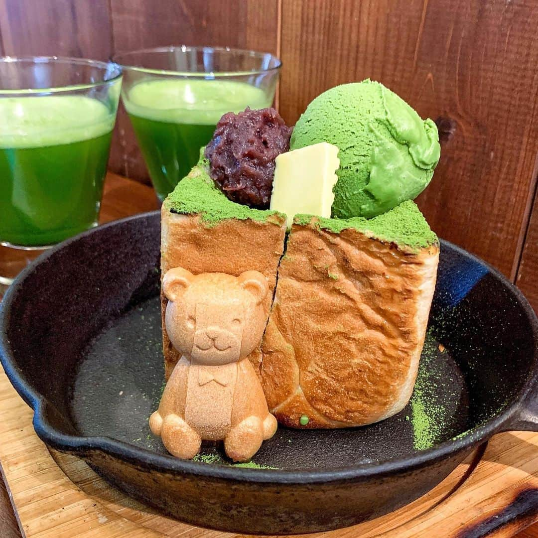 あゆまっくすさんのインスタグラム写真 - (あゆまっくすInstagram)「﻿ ﻿ ◆抹茶トーストセット　1,200円(ドリンク付)﻿ ﻿ ﻿ 浅草にある抹茶スイーツが豊富な和カフェ かぐらちゃかプチで﻿ ペリカンのパン使用の厚切り抹茶トーストをいただきました🧸﻿ ﻿ くまのモナカ、抹茶パウダー、粒あん、抹茶アイス、練乳の﻿ トッピングは別添えなので自分流にアレンジして楽しめます！﻿ ﻿ もちもちで弾力のあるトーストは食べ応えがあって満足度高し🥰﻿ ほろ苦抹茶＆練乳の組み合わせは間違いないおいしさでした♡﻿ ﻿ ﻿ 提供期間: 通年﻿ 訪問店舗: かぐらちゃかプチ (東京メトロ・都営浅草線・東武 浅草駅から徒歩約8分、田原町駅3番出口から徒歩約7分)﻿ ﻿ ‎⋆ ･‎⋆ ･‎⋆ ･‎⋆」11月17日 17時22分 - ayumax666