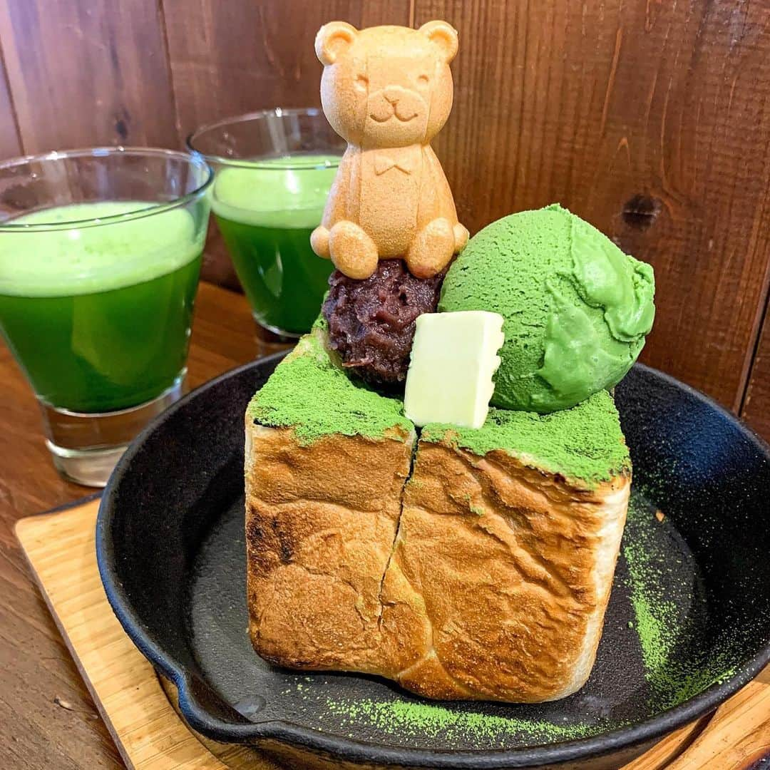 あゆまっくすさんのインスタグラム写真 - (あゆまっくすInstagram)「﻿ ﻿ ◆抹茶トーストセット　1,200円(ドリンク付)﻿ ﻿ ﻿ 浅草にある抹茶スイーツが豊富な和カフェ かぐらちゃかプチで﻿ ペリカンのパン使用の厚切り抹茶トーストをいただきました🧸﻿ ﻿ くまのモナカ、抹茶パウダー、粒あん、抹茶アイス、練乳の﻿ トッピングは別添えなので自分流にアレンジして楽しめます！﻿ ﻿ もちもちで弾力のあるトーストは食べ応えがあって満足度高し🥰﻿ ほろ苦抹茶＆練乳の組み合わせは間違いないおいしさでした♡﻿ ﻿ ﻿ 提供期間: 通年﻿ 訪問店舗: かぐらちゃかプチ (東京メトロ・都営浅草線・東武 浅草駅から徒歩約8分、田原町駅3番出口から徒歩約7分)﻿ ﻿ ‎⋆ ･‎⋆ ･‎⋆ ･‎⋆」11月17日 17時22分 - ayumax666