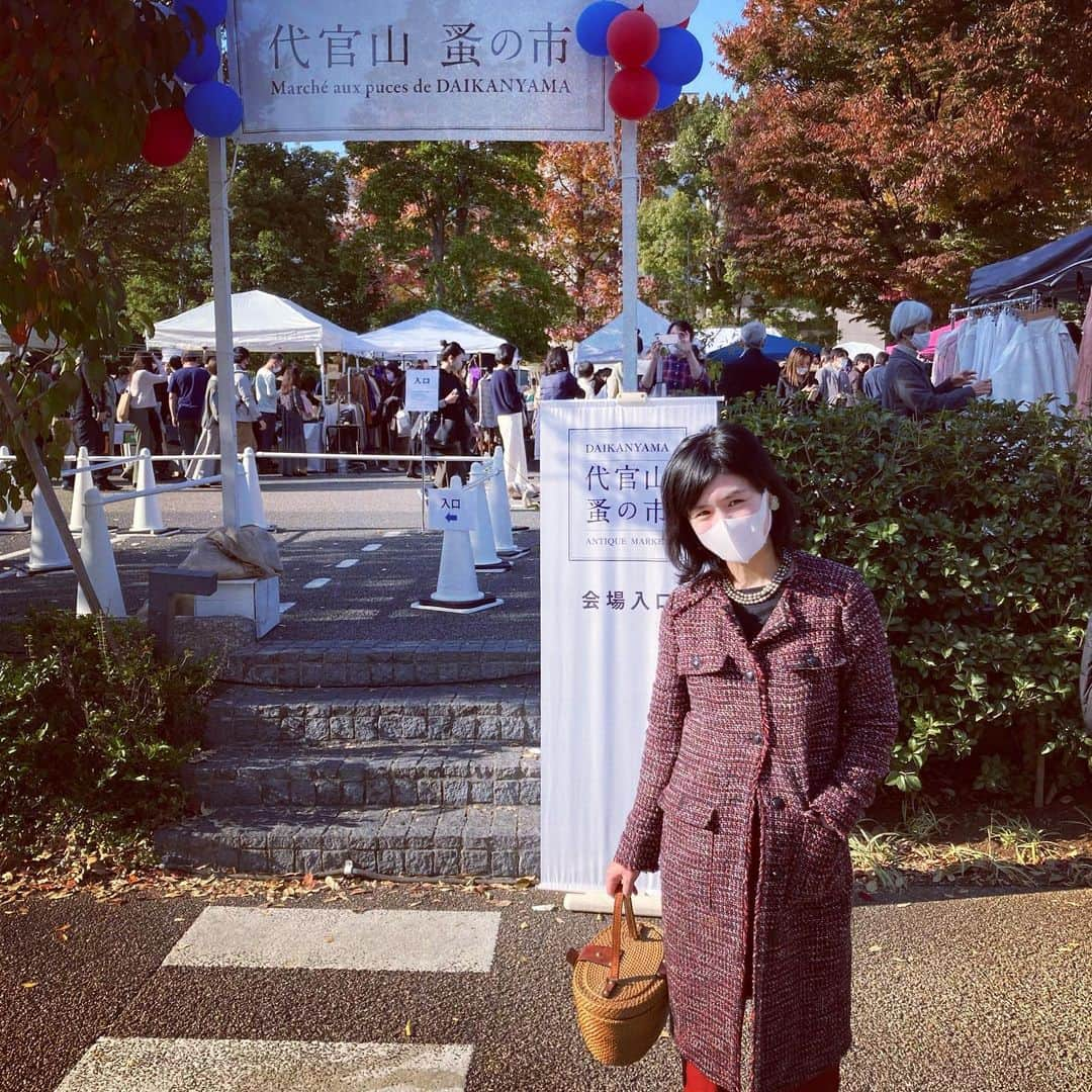 瓜生明希葉さんのインスタグラム写真 - (瓜生明希葉Instagram)「近くで用事だったので代官山蚤の市に寄りました😍フランスのかわいらしいレースやボタン、食器がたくさん！この雰囲気なつかしい！明日11/18もあるそうです！  狂った様にヨーロッパを一人旅をしていた時は必ずその都市の蚤の市に行っていました。むしろ週1,2回しかない蚤の市の曜日に合わせて旅程を組んでおり、旅のメインと言っても過言ではなかった。心に残っているのはブリュッセルとワルシャワの蚤の市。クリニャンクールやポートベローの大々的なものではない代わりに、業者でなく個人がフリマ感覚で出しているブースが多くそれはそれは掘り出し放題でした。  よく書いていますが、美しく陳列されたブースより一見ゴミに見えるガラクタだらけのところほど愉しい。すでにセレクトされて高値がついたものより、ガラクタの中から自分にとって価値あるものを見つけるほうが心躍ります。そのモノがどれだけ心を震わせてくれるのか、その価値を決めるのは自分自身なのです。その点で言うと、NYの混沌としたThrift Shopでこそ、うっかりヨーロッパのステキなものが見つかることが多く、NYはガラクタ集めに最適の場所でした。  子育てがひと段落し再び一人旅ができるようになったら。世界中で集めたガラクタをおうちに並べてうふふと悦に浸ろう。好きなものだけに囲まれよう。それが人生後半戦のおたのしみのひとつです。  人生は何章かで構成される一冊の本。自分なりにざっくりとしたあらすじはある。道筋は定かではなくともどこに向かっていくかも明確。だけど人生の味わいはゴールにあるのではなく、過程そのものにある。思いもよらぬことにはしなやかに加筆編集しながら、どの章も今日という一日を機嫌良くしっかりと味わいたい。  そう思うと、どうぶつシールを貼られたキャビネットや散乱したおもちゃに囲まれ、レゴをうっかり踏んで悶絶している現在の章もなかなかいとおしい。決してずっと続くものではないからよりいとおしい。大変さも楽しさも心の振れ幅が大きい時期は、振り返るとたいていキラキラしているものだ。  #代官山蚤の市 #fleamarket」11月17日 17時29分 - akiha_uryu