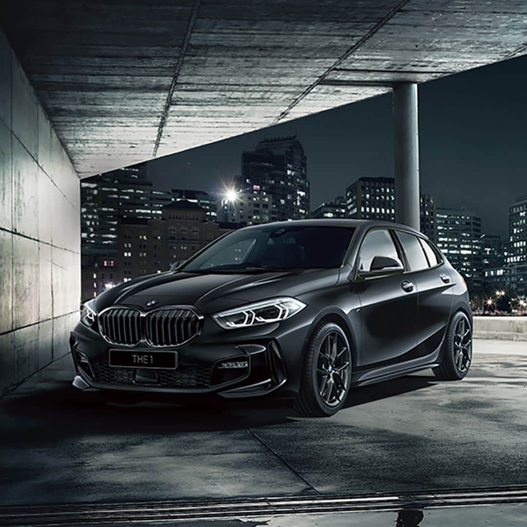 のインスタグラム：「今週末は、BMW BLACK FRIDAY。  特別装備を設定した漆黒のリミテッド・モデル「BMW 118d Pure Black」が、国内10台限定で登場。11月20日(金)9:00amより、BMWオンライン・ストアにて販売開始予定です。  さらに、BMW ConnectedDriveにも期間限定の特別なオファーをご用意。  この特別な週末を、どうぞお見逃しなく。詳細は、公式Webサイトよりご覧いただけます。  #THE1 #BMW #BMWJapan #駆けぬける歓び」