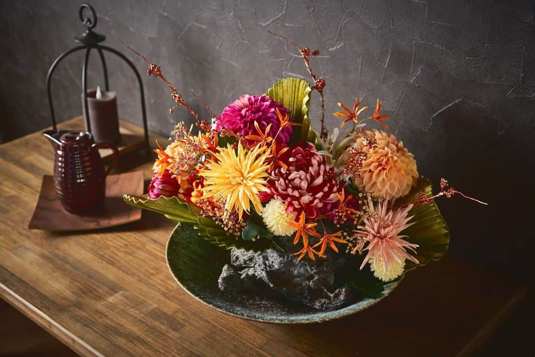 東京堂アーティフィシャルフラワーMAGIQのインスタグラム：「・ 【アーティフィシャルで季節を迎える】 ～Ｗinter Color Flower🎍NewYear (ウィンターカラーフラワー🎍正月）～ ・ FM1845-4.12 まりか菊 FM2090-4.6 彩花菊 FM4140-21.52　月光の菊ピック FM272-16　グレイスマムピック FM2927-37　ピンポンマムピック FM1534-1　グランネリネ FJ1817-9　艶めき花枝 FJ2568-4　煌めきかすみ草 F1806-23　メタリカファンパーム FJ634　金朱実枝 FZ1700　ヴィンテージウッド DO61091-700　シートモス YK911512　古窯変そり水盤　 ・ ・ 【ジョイフル クリスマス🎄キャンペーン】開催中！ 期間:2020年11月2日(月)〜11月30日(月) 入賞→ ６名 発表→ 12月3日(木) 、4日（金） ・ ●テーマ 【クリスマス🎅】の写真を投稿してください。 ・ 応募は簡単！ 以下参加方法にて、どなたでも参加OKです。 ◎参加方法 ① @magiq.jp をフォロー ② #magiqクリスマス2020 をタグ付けて投稿して下さい！ ・ 皆さまのご参加をお待ちしております！！ ・ ・ #MAGIQ #MAGIQのある暮らし #TOKYODO #東京堂 #アーティフィシャルフラワー #アーティフィシャル #アートフラワー #造花  #フェイクフラワー  #花 #花のある暮らし #花のある生活 #花好きな人と繋がりたい #花を飾る #インテリア #インテリアフラワー  #フラワーデザイン #フラワーアレンジメント #フラワーアレンジ #アレンジメント #artificial #artificialflower #flowerofinstagram #flowersoninstagram #花藝 #꽃스타그램 #조화 #菊#正月飾り」