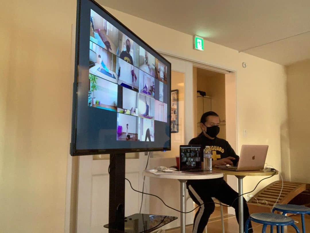 Ken Harakumaのインスタグラム：「IYC表参道スタジオ早朝マイソールクラスはオンラインZOOMクラス同時開催で行っています。  初心者の方もアドバンスの練習をしている方も、気軽にご参加下さい。 スケジュールはトップのリンク又は、iyc.jpのサイトからケンハラクマのスケジュールページをご覧下さい。  練習後は、いつもの様に美味しく栄養価の高いプロテイン入りスムージーとヘルシーサンドイッチを @ficoandpomum でいただきました❣️  今日は、@2_kumi クミちゃん初めてバックベンドで上がれた日‼️ @ikeda_erika_moka  @komorebi_yoga.3」