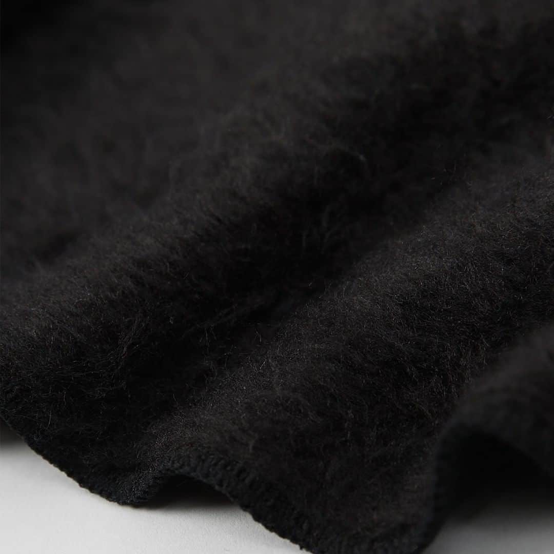 Factelier(ファクトリエ)さんのインスタグラム写真 - (Factelier(ファクトリエ)Instagram)「【軽い×ふわふわ×暖かい。この冬手放せないラグランTシャツ】  こんばんは、ファクトリエです！  毎年発売するやいなやすぐに完売してしまう、必見ラグランTシャツのご紹介です。  裏地のふわふわの起毛がこのアイテムの特徴で、まるで毛布に包まれているかのような暖かさです。  この「ふわふわの起毛」は兵庫県加古川市にあるニット工場ワシオが独自に開発した特許製法「もちはだ・ワシオ式起毛」。 通常の起毛と違い、抜群の保温力があるんです。  生地を編むと、編み目はループ状になります。 通常の起毛だと、ループ状の糸を針でひっかいて毛羽立たせるため、ループが切れてしまうのですが、「もちはだ・ワシオ式起毛」は違います。 特殊ブラシを用いてループ状に編まれている糸を切ることなく、糸の表面の繊維だけをふわっと起毛させています。  これによりループ内の空気層と、たっぷりとした起毛部分にできるループ上部の空気層という「2つの空気層」が見えないベールを作り、外気を遮断し体温の放出を防いでくれるので、保温性が抜群なんです。  デザインはとてもシンプル。 一枚で着ていただくことはもちろん、シャツ合わせもおすすめ。 ほどよいカジュアル感なので、どんなコーディネートともマッチします。  まさに、機能性を兼ね備えた今のライフスタイルに適した一着です。  XSやSサイズもあり、女性にもぴったり着ていただけるサイズ感です。 是非、お試しくださいね。  ー語れるもので日々を豊かにー ファクトリエはメイドインジャパンの工場直結ファッションブランドです。 職人の情熱と最高の技術がつまった、人に語りたくなるものを長く大切に使ってもらいたい、そんな想いと共に語れる本物をお届けします。  ⇓アカウントはこちら⇓ @factelier . . #ファクトリエ　#factelier　#メイドインジャパン　#大人ファッション　#シンプルファッション　#シンプル雑貨　#カジュアルファッション　#上品コーデ　#シンプルコーディネート　#大人コーディネート　#きれいめファッション　#きれいめカジュアル #きれいめスタイル　#ミニマル　#ミニマルデザイン　#ミニマルなデザイン　#肌ざわり　#肌触り抜群　#肌触り最高　#もちはだ　#ラグラン　#ラグランTシャツ　#ユニセックス　#ユニセックスコーデ　#あったかコーデ　#着心地　#着心地抜群　#良いものを長く　#クラフトマンシップ　#語れるもので日々を豊かに」11月17日 17時41分 - factelier