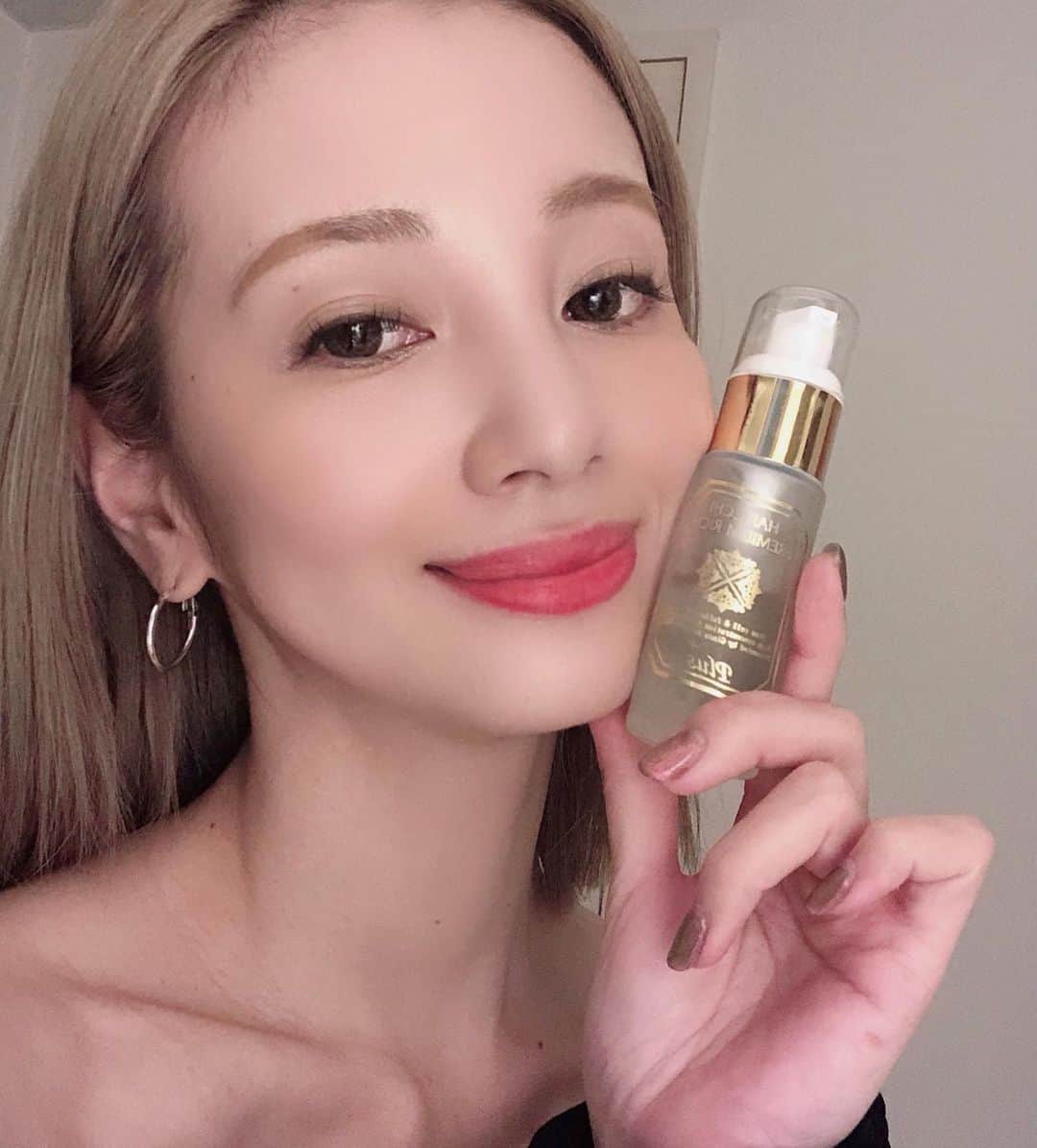 のインスタグラム：「ハリッチプレミアムリッチプラス3本半経過💖  朝の洗顔はささっとゆすぐ程度にして、メークオフもミルク洗顔にチェンジ。ゴシゴシ洗いたいタイプだったけど、摩擦に弱い肌だと気づきコットンで擦るのもやめました。  乾燥習慣を直して、ハリッチプレミアムリッチ使うようにしたのもあると思いますが、成果が出つつあり近頃は乾燥を感じることがなくなりました☺️👍✨✨  ご購入を悩んでいる方も、紹介特典を利用してお得にお試し出来るのでリンクからチェックしてみて下さいね😎  私のプロフィール、又はストーリーのリンクに載っているURL経由でのお申し込み限定となりますのでその点だけお気をつけ下さい💖 ・ ・ @ginza_haricchi  ・ #乾燥肌にオススメ  #乾燥対策　#冬コスメ　 #beauty  #haricchi #ハリッチプレミアムリッチプラス #美容液 #おすすめ美容液」