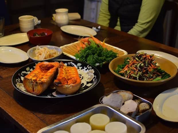 日比野菜緒さんのインスタグラム写真 - (日比野菜緒Instagram)「農業体験をさせてもらった際に宿泊した @ke.ha.re 。﻿ 今までにないくらいぐっすり眠れました🥱﻿ ﻿ 2•3枚目の写真は @niu.house222 さんの手作りご飯。野菜それぞれの特徴を生かした調理法でお料理してくださるので美味しさに感動します。﻿ ﻿ Photo by @kobbbooon ちゃん 必ずまた行きます🧑🏻‍🌾👩🏻‍🌾🍂﻿ • #ケハレ #神戸 #農業体験 #古民家宿 #プラントベース」11月17日 17時34分 - naohibino_1128